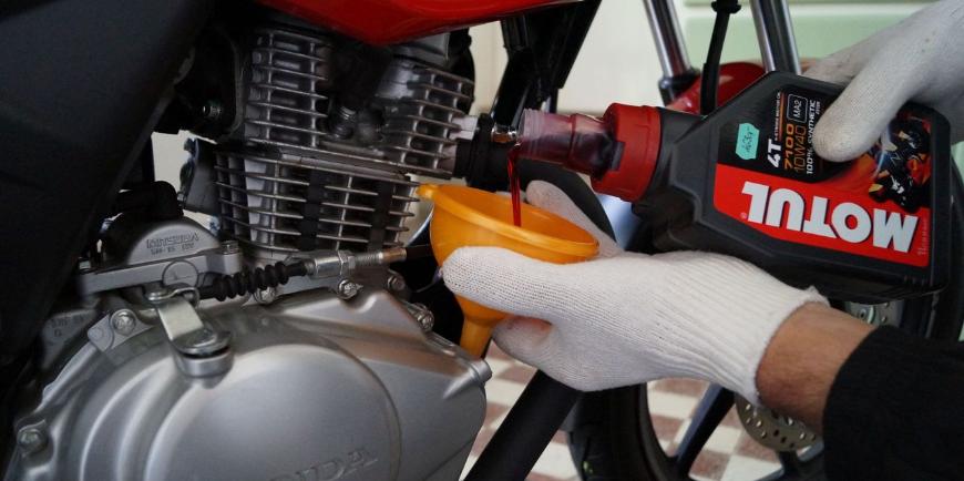 Какое масло заливать в мотоцикл?